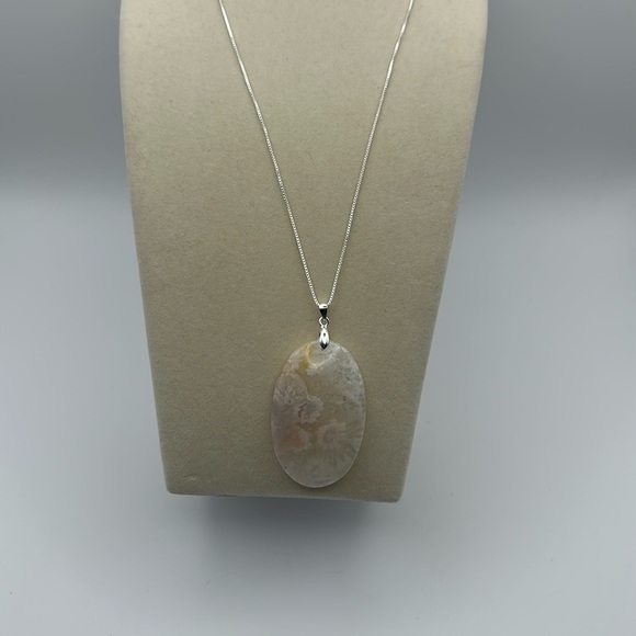 Oval Flower Agate Pendant Necklace - Picture 7 of 12